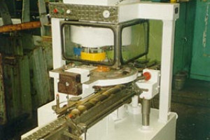 Máquina cerradora de pequeňas latas Tipo B4 - KZK - 79 A, después de repaso general